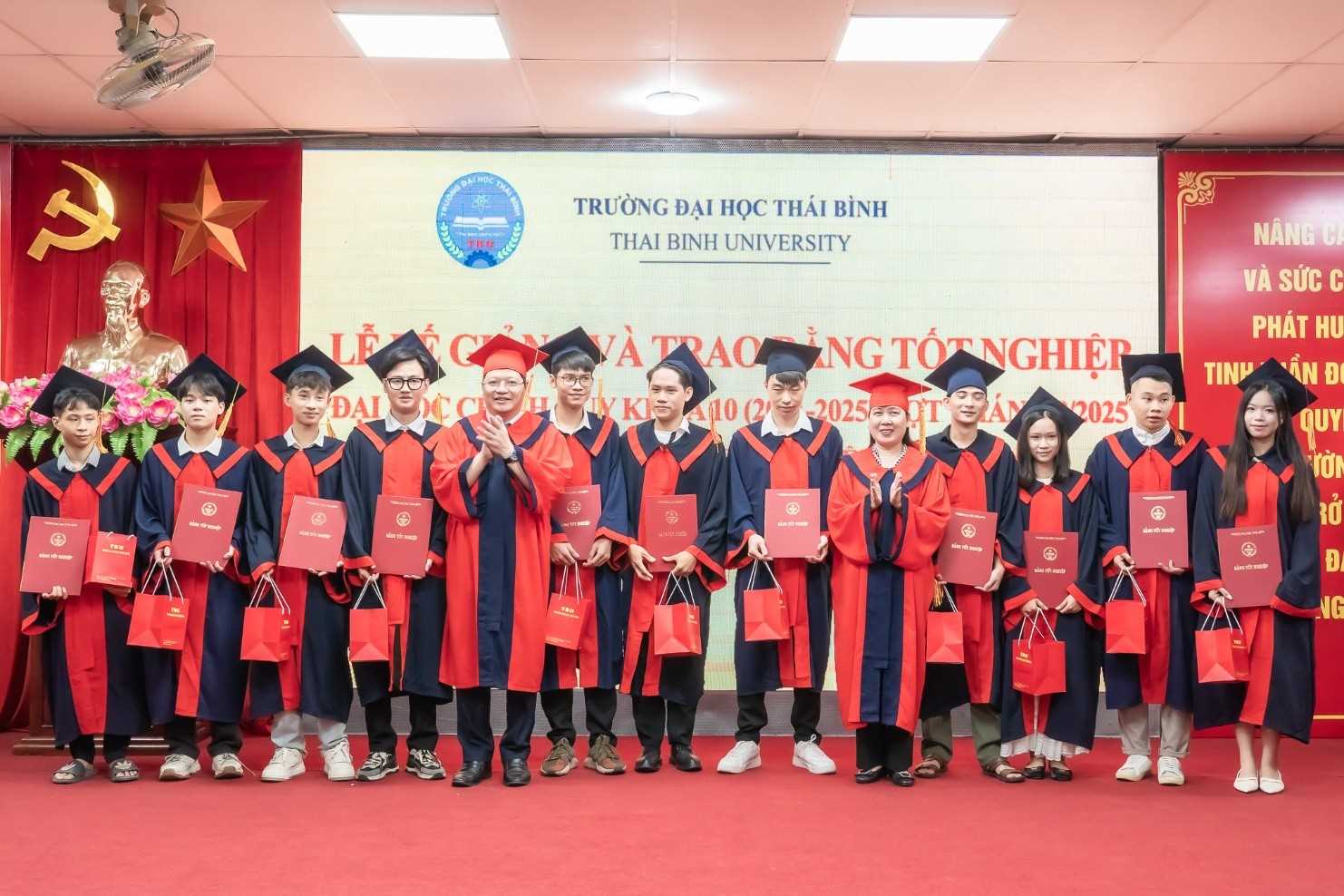LỄ BẾ GIẢNG VÀ TRAO BẰNG TỐT NGHIỆP CHO SINH VIÊN ĐẠI HỌC CHÍNH QUY KHÓA  10